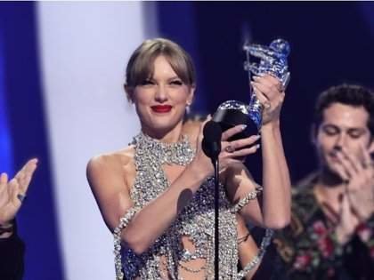 <p> Taylor Swift recogiendo uno de los galardones en la gala de los MTV VMA </p>