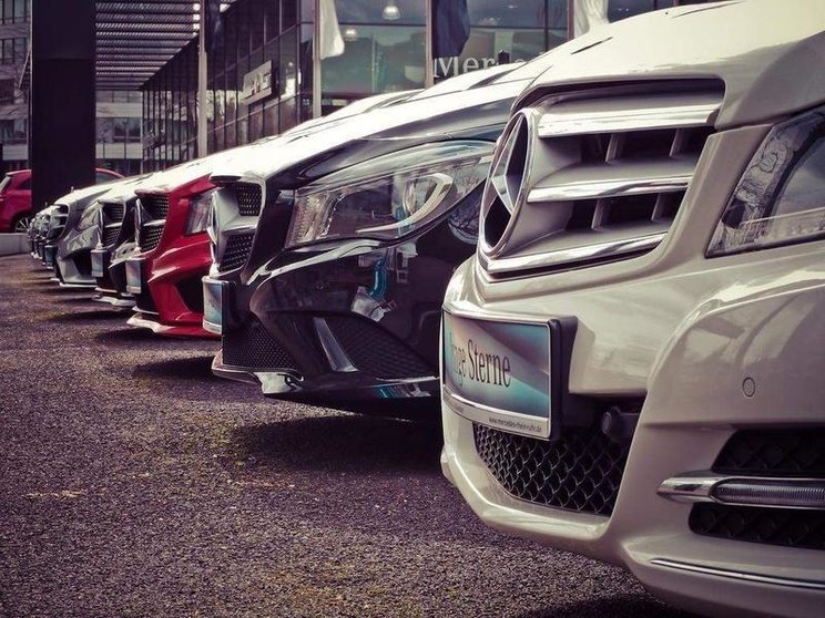 <p> Concesionario de coches Mercedes. Fuente: Pixabay </p>