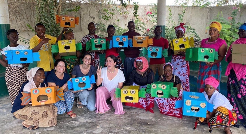 <p> Mireia García, joven voluntaria misionera en Mozambique, junto con otras voluntarias y profesores de escuelas infantiles en Nacala. - OMP </p>