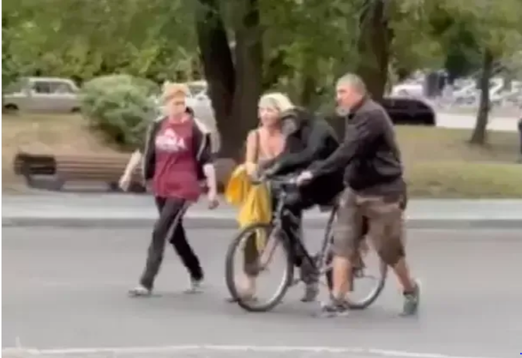 <p> Chichi volviendo al Zoo de Ucrania en bicicleta </p>