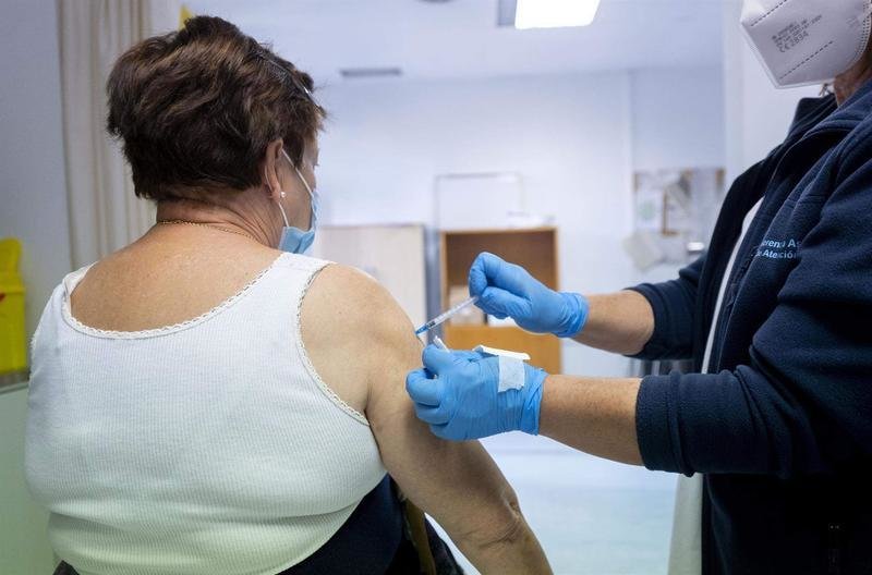 <p> Mujer siendo vacunada de la gripe </p>