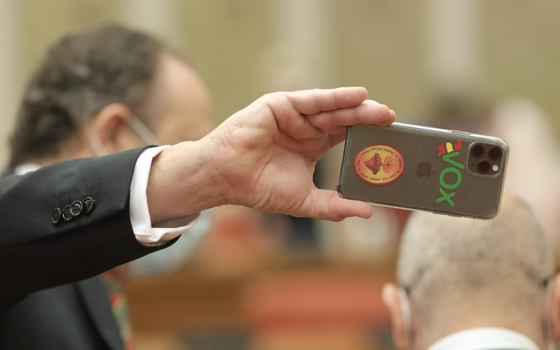 <p> Archivo - Un miembro de Vox realiza una fotografía con su móvil en la Comisión de Interior, a 25 de junio de 2021, en el Congreso de los Diputados. - EUROPA PRESS/E. Parra. POOL - Europa Press </p>