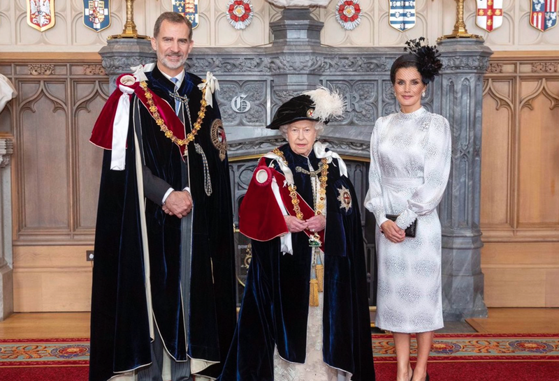 <p> Archivo - (I-D) El Rey Felipe VI, la Reina Isabel II de Inglaterra y la Reina Letizia en una foto posterior a la ceremonia de investidura de Don Felipe como Caballero de la Muy Noble Orden de la Jarretera, la máxima distinción que concede la monarquía bri - Casa Real - Archivo </p>