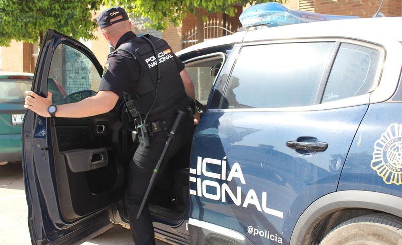 <p> Archivo - Detenidas dos jóvenes por ocupar ilegalmente una vivienda en el barrio de Orriols - POLICÍA NACIONAL - Archivo </p>