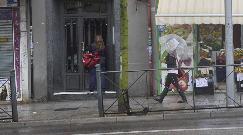 <p> Una chica camina con un paraguas por la acera, - Jesús Hellín - Europa Press </p>