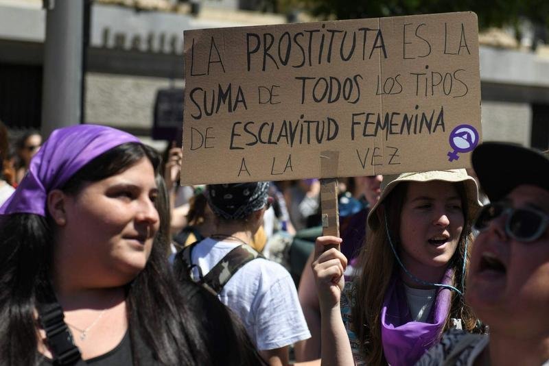 <p> Cartel feminista contra la prostitución en una manifestación </p>