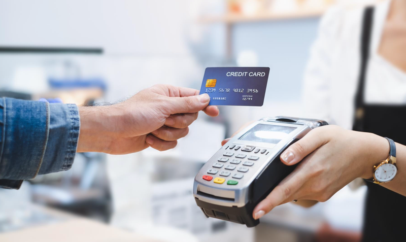 <p> Archivo - Una persona pagando con tarjeta de crédito en un datafono de un comercio - NATTAKORN MANINEERAT / EYEEM / MINSAIT - Archivo </p>