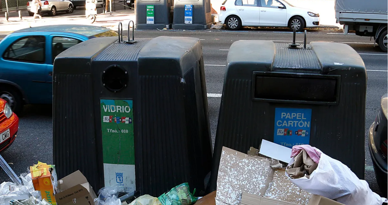 <p> Contenedores de basura en Madrid </p>