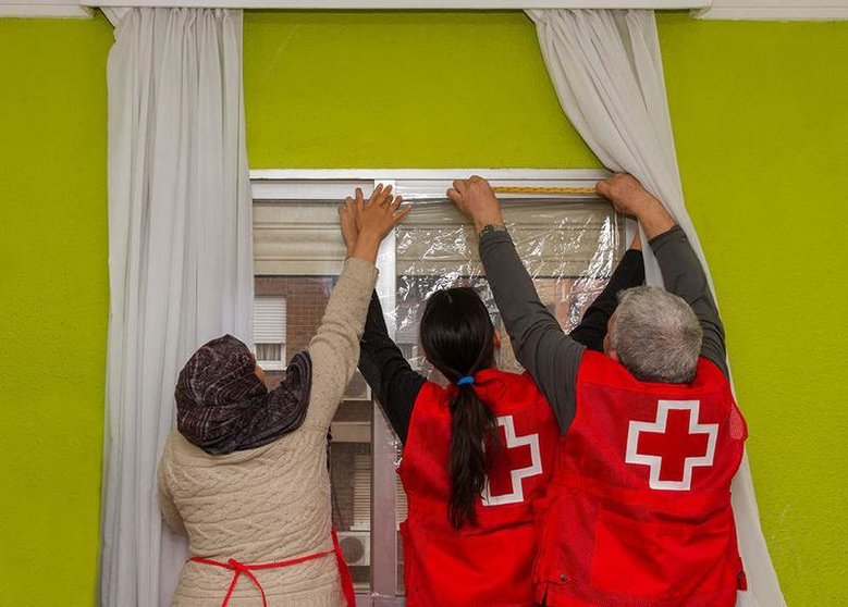 Cruz Roja atendiendo a personas vulnerables