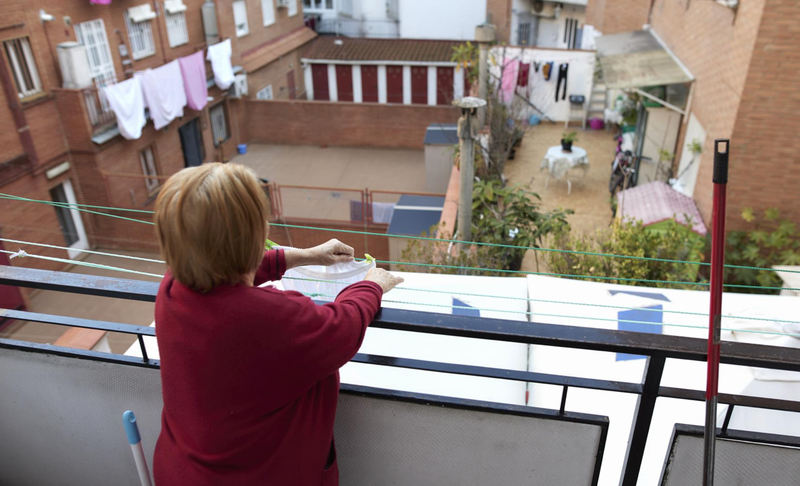<p> Archivo - Una mujer tiende ropa en su balcón - Jesús Hellín - Europa Press - Archivo </p>