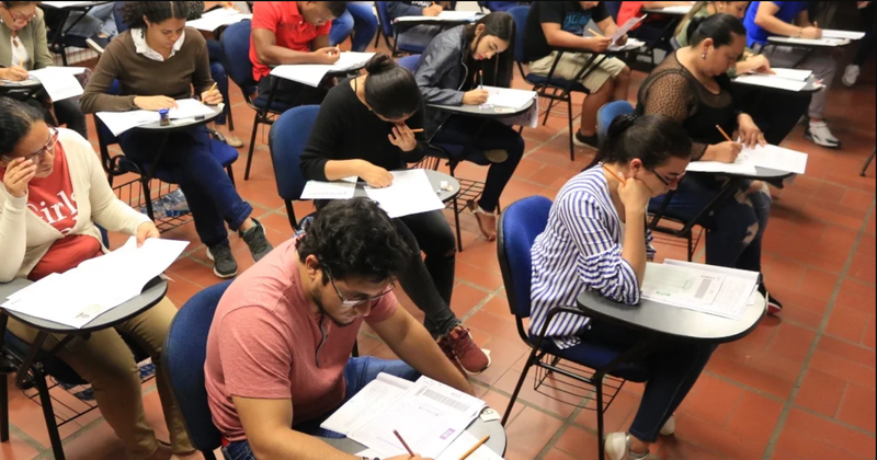 <p> Estudiantes haciendo un examen </p>