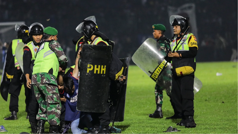 <p> Agentes de la Policía de Malang en el estadio </p>