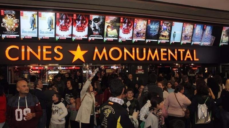 <p> Entrada a los Cines Monumental en la 'fiesta del cine' </p>
