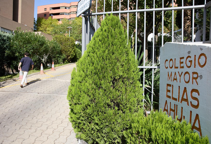 <p> Entrada del Colegio Mayor Elías Ahúja, a 6 de octubre de 2022, en Madrid (España). - Jesús Hellín - Europa Press </p>