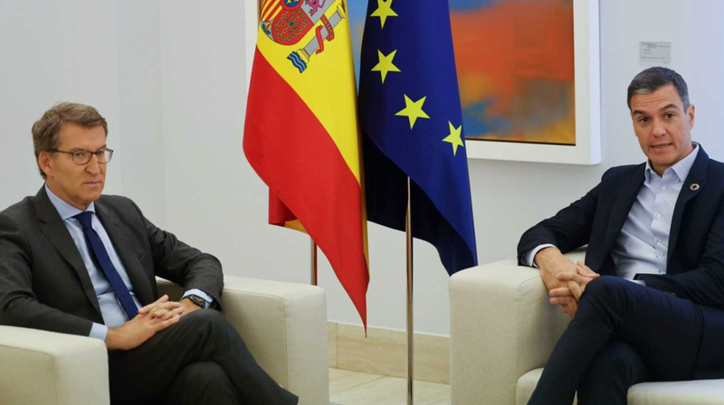 <p> Sánchez y Feijóo en la reunión de este lunes. RTVE </p>