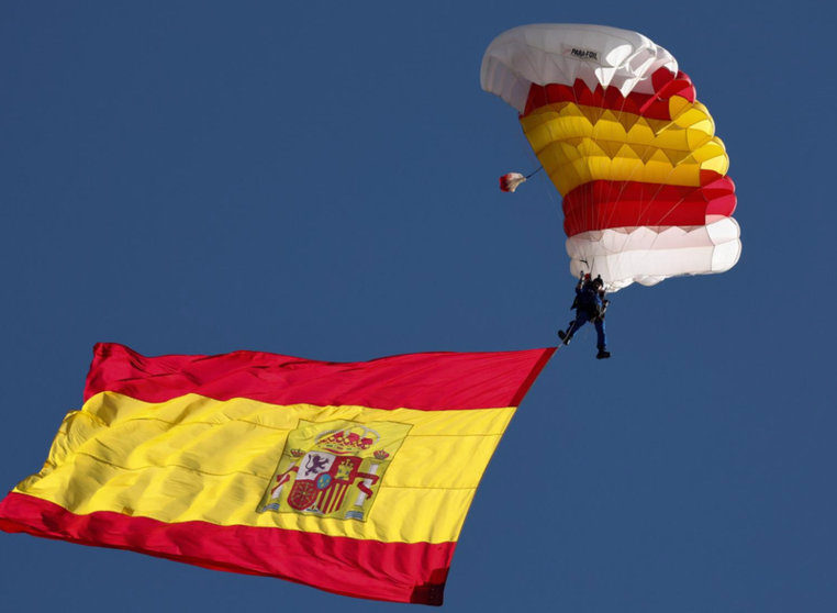 <p> La bandera de España con uno de los miembros de la patrulla paracaídista del Ejército del Aire, durante el acto solemne de homenaje a la bandera nacional y desfile militar en el Día de la Hispanidad, a 12 de octubre de 2022, en Madrid (España) - Eduardo Parra - Europa PressLa bandera de España con uno de los miembros de la patrulla paracaídista del Ejército del Aire, durante el acto solemne de homenaje a la bandera nacional y desfile militar en el Día de la Hispanidad, a 12 de octubre de 2022, en Madrid (España) - Eduardo Parra - Europa Press </p>