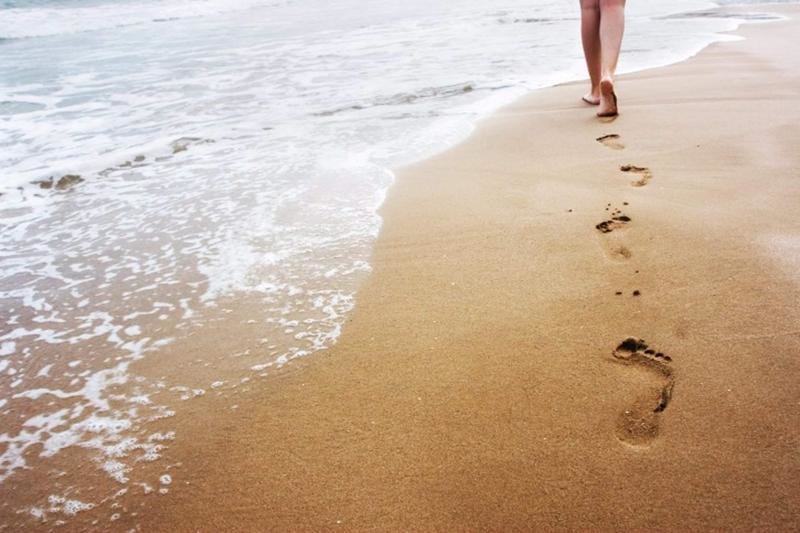 <p> Persona caminando por la playa </p>