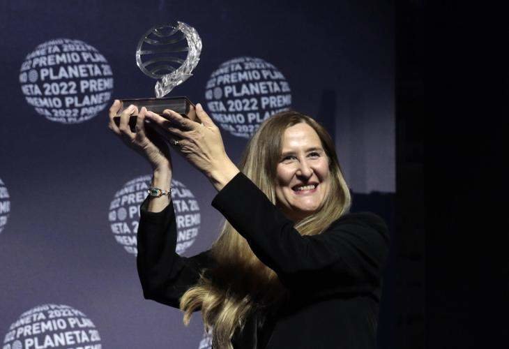 <p> Luz Gabás recibiendo el Premio Planeta 2022 </p>