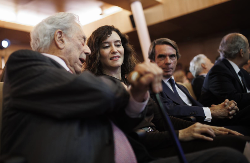 <p> (I-D) El escritor y Premio Nobel de Literatura, Mario Vargas Llosa; la presidenta de la Comunidad de Madrid, Isabel Díaz Ayuso, y el expresidente del Gobierno y presidente de la Fundación FAES, José María Aznar, conversan a su llegada a un foro de análisi - Alejandro Martínez Vélez - Europa Press </p>