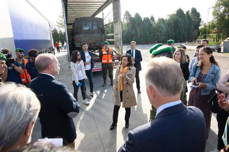 <p> La ministra de Defensa, Margarita Robles (c), durante una visita al Grupo de Apoyo a la Proyección (GAPRO) del Ejército de Tierra que gestiona los envíos a Ucrania </p>