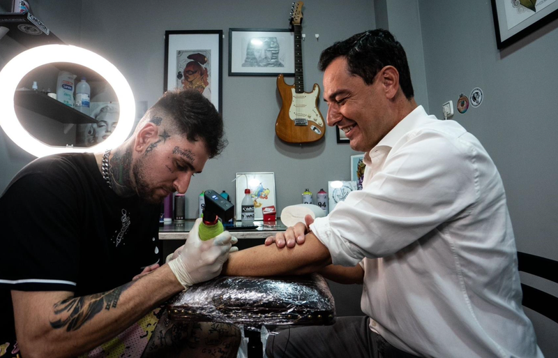 <p> Juanma Moreno se tatúa en el estudio Barbiere - PP </p>