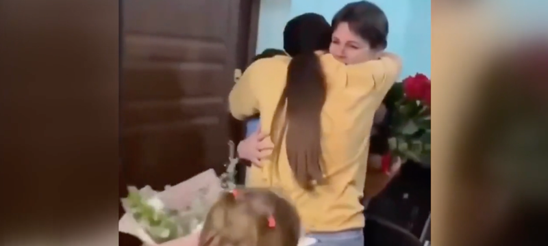 <p> El emotivo reencuentro de una soldado de Ucrania con sus cuatro hijas tras ser liberada por Rusia </p>