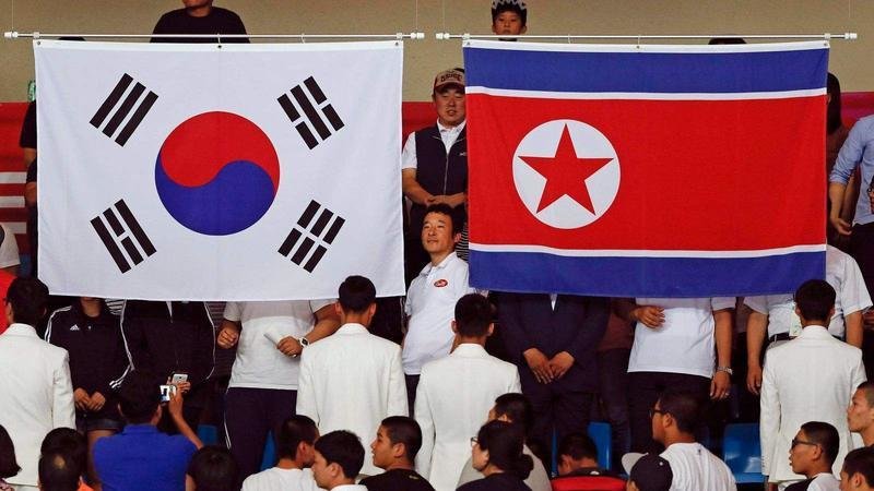 <p> Banderas de Corea del Sur y Corea del Norte </p>