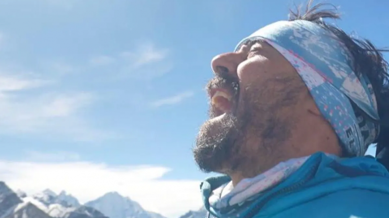 <p> Miguel Ángel Roldán en el Everest </p>