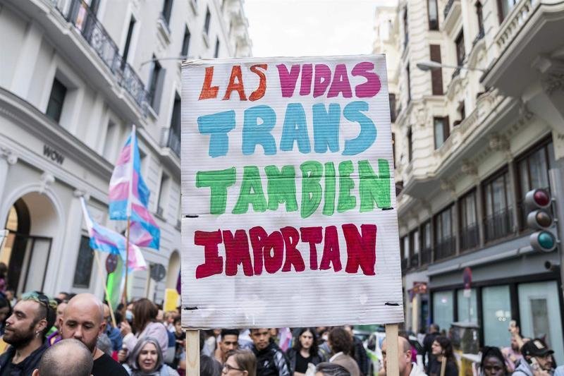 <p> Una pancarta en una manifestación en contra del atraso del PSOE en la tramitación de la Ley Trans </p>
