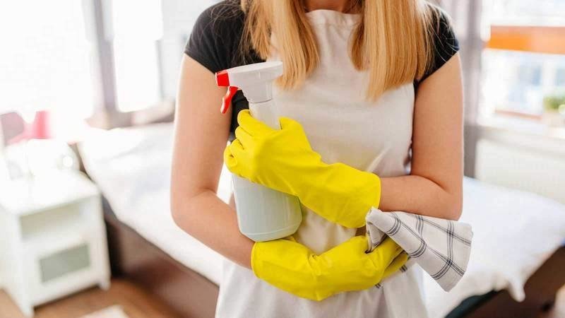 <p> Mujer realizando tareas domésticas </p>
