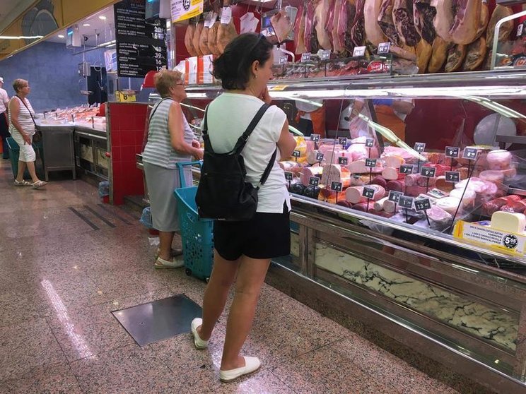 <p> Gente comprando en un supermercado </p>