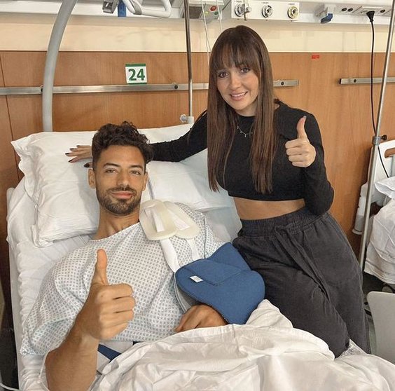 <p> Pablo Marí se recupera en el hospital tras su agresión, via Twitter </p>