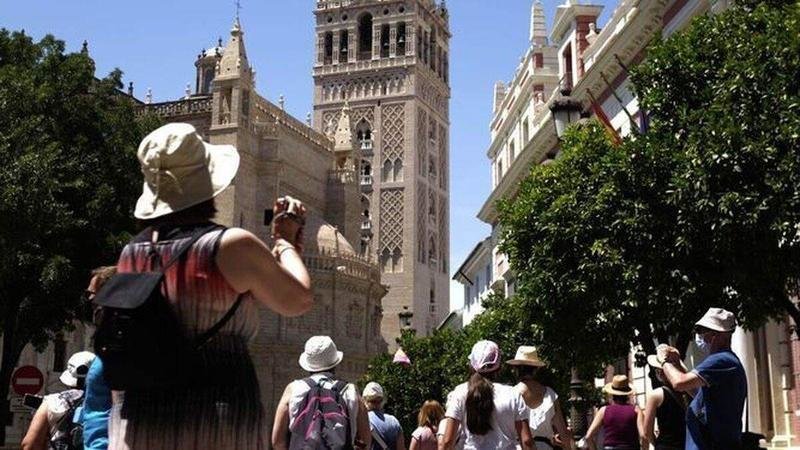 <p> Turistas en Sevilla </p>