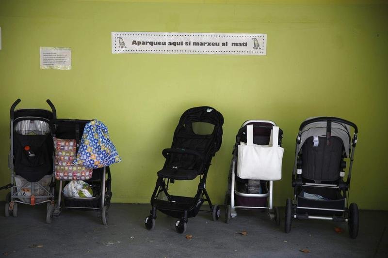 <p> Varios carritos de bebé en la guardería Patufet, durante el primer día de curso académico </p>