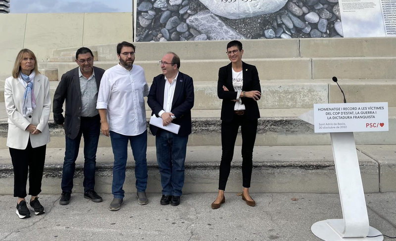 <p> Miquel Icena, Lluís Valls, Filo Cañete, Lluïsa Moret y Ferran Pedret en el Día de las víctimas del franquismo - EUROPA PRESS </p>