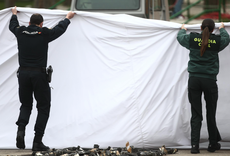 <p> Archivo - Un policía nacional y una guardia civil levantan una sábana para descubrir varias armas durante un acto de destrucción simbólica de casi 1.400 armas, en el Colegio de Guardias Jóvenes Duque de Ahumada, en Valdemoro, Madrid (España), a 4 de marzo - Eduardo Parra - Europa Press - Archivo </p>