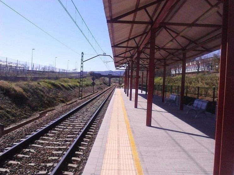 <p> Estación del Cercanías de Rabanales. Imagen: Wikipedia </p>