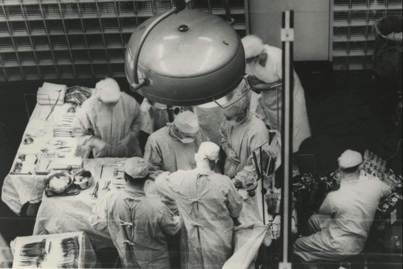 <p> Fotografía de 1954 desde el balcón de la sala de operaciones donde se realizada el primer transplante exitoso </p>