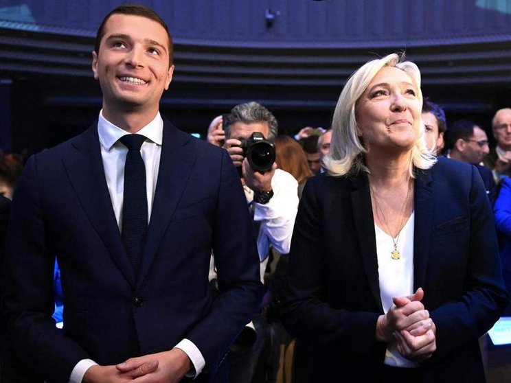 <p> Jordan Bardella junto a Marine Le Pen </p>