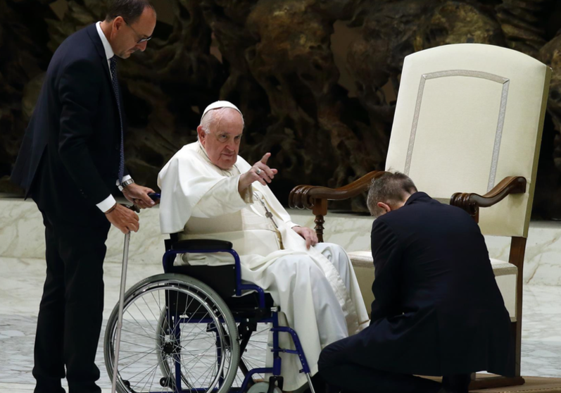 <p> Archivo - El Papa en silla de ruedas en una de las audiencias generales - Evandro Inetti/ZUMA Press Wire/d / DPA - Archivo </p>