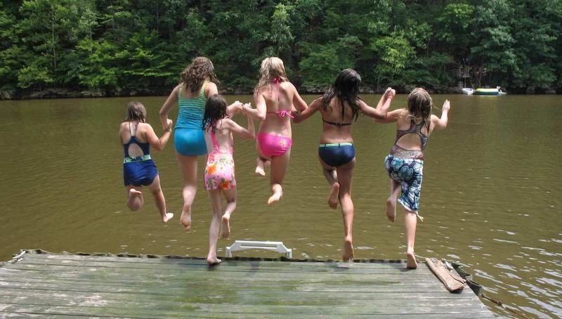 <p> Chicas saltando a un lago </p>