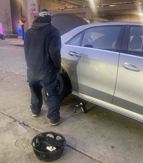 <p> El hombre sin hogar ayudando a la mujer a cambiar la rueda </p>