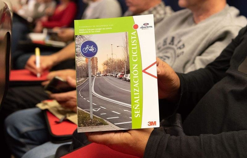 <p> El sector de la señalización de carreteras presenta la 'Guía para conseguir una correcta Señalización de vías ciclistas' </p>