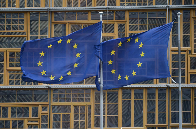  Banderas de la UE en la sede de la Comisión Europea en Bruselas - ALEXEY VITVITSKY / SPUTNIK 