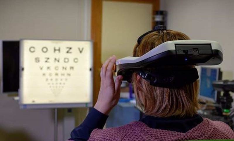  El simulador SimVis Gekko puede mostrarle al paciente cómo va a ser su visión una vez sea operado 