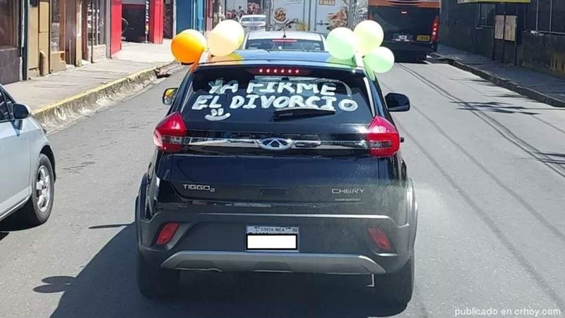  Coche decorado para la ocasión: "Ya firmé el divorcio"<br>Fuente: Twitter 