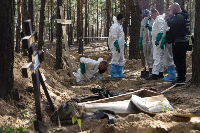  Exhumación en una fosa común hallada en los alrededores de la localidad ucraniana de Izium tras la retirada de las tropas rusas 