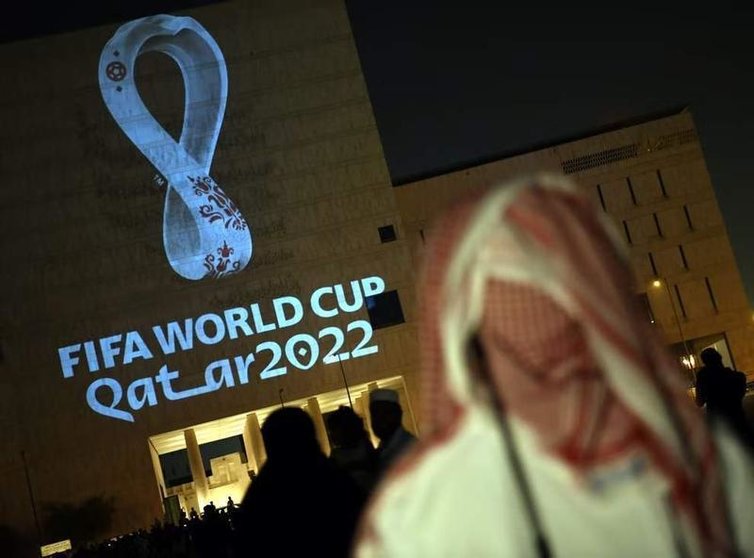  Mujer mirando el cartel del Mundial de Qatar 2022 