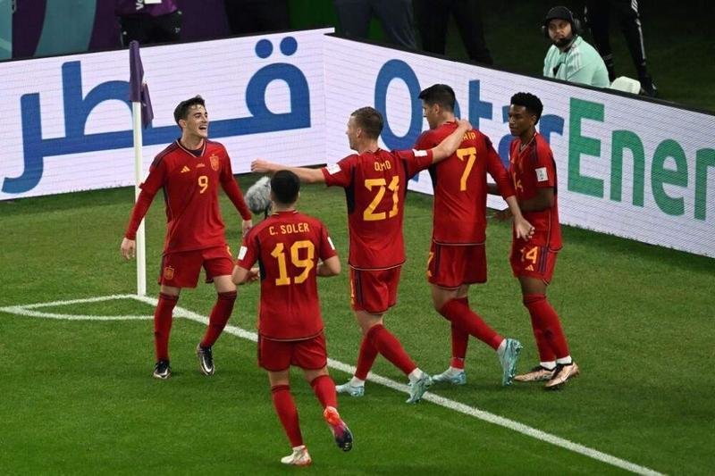  La selección española celebrando el gol de Gavi 
