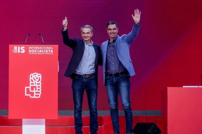 El expresidente del Gobierno, José Luis Rodríguez Zapatero junto a Pedro Sánchez 